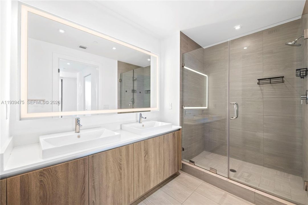 For Rent: $3,800 (1 beds, 2 baths, 842 Square Feet)