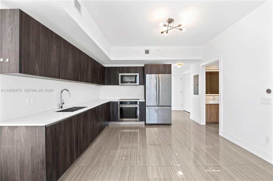 For Rent: $3,800 (1 beds, 2 baths, 842 Square Feet)