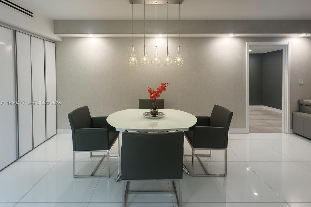 For Rent: $2,750 (2 beds, 2 baths, 1094 Square Feet)