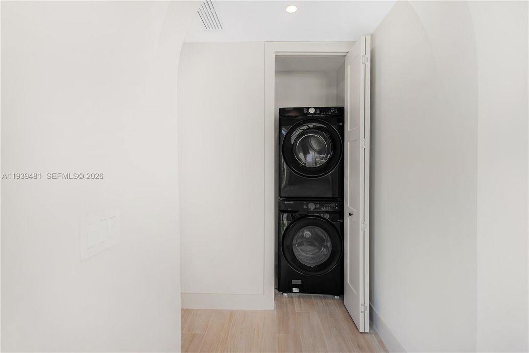 For Rent: $12,900 (4 beds, 3 baths, 1952 Square Feet)