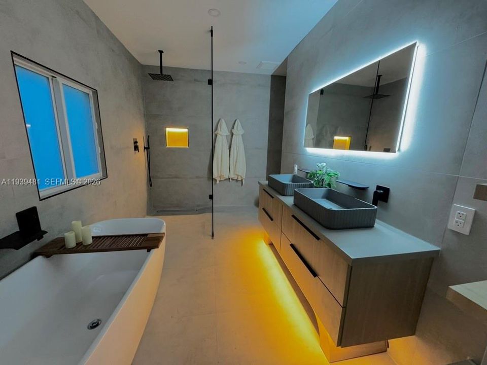 For Rent: $12,900 (4 beds, 3 baths, 1952 Square Feet)