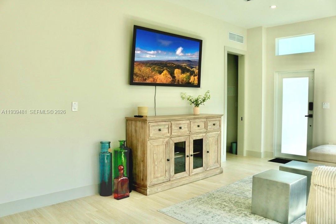 For Rent: $12,900 (4 beds, 3 baths, 1952 Square Feet)