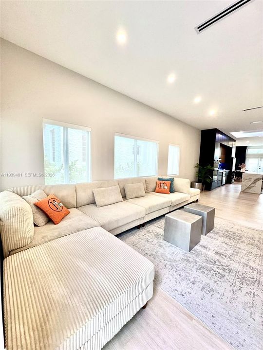 For Rent: $12,900 (4 beds, 3 baths, 1952 Square Feet)