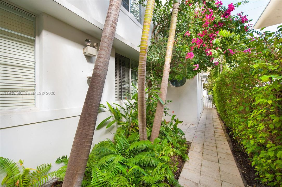 For Rent: $3,000 (1 beds, 1 baths, 1072 Square Feet)