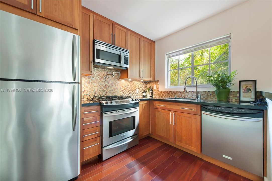 For Rent: $3,000 (1 beds, 1 baths, 1072 Square Feet)