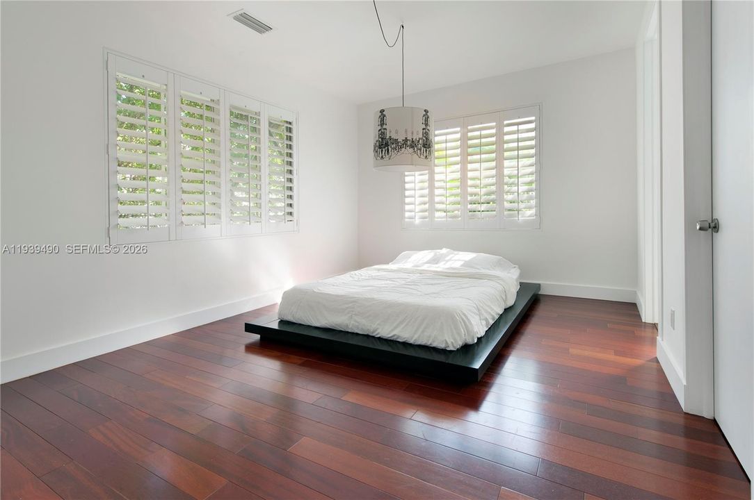 For Rent: $3,000 (1 beds, 1 baths, 1072 Square Feet)