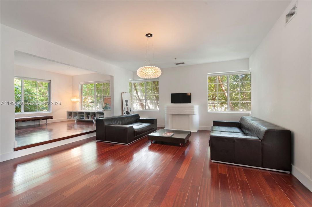 For Rent: $3,000 (1 beds, 1 baths, 1072 Square Feet)