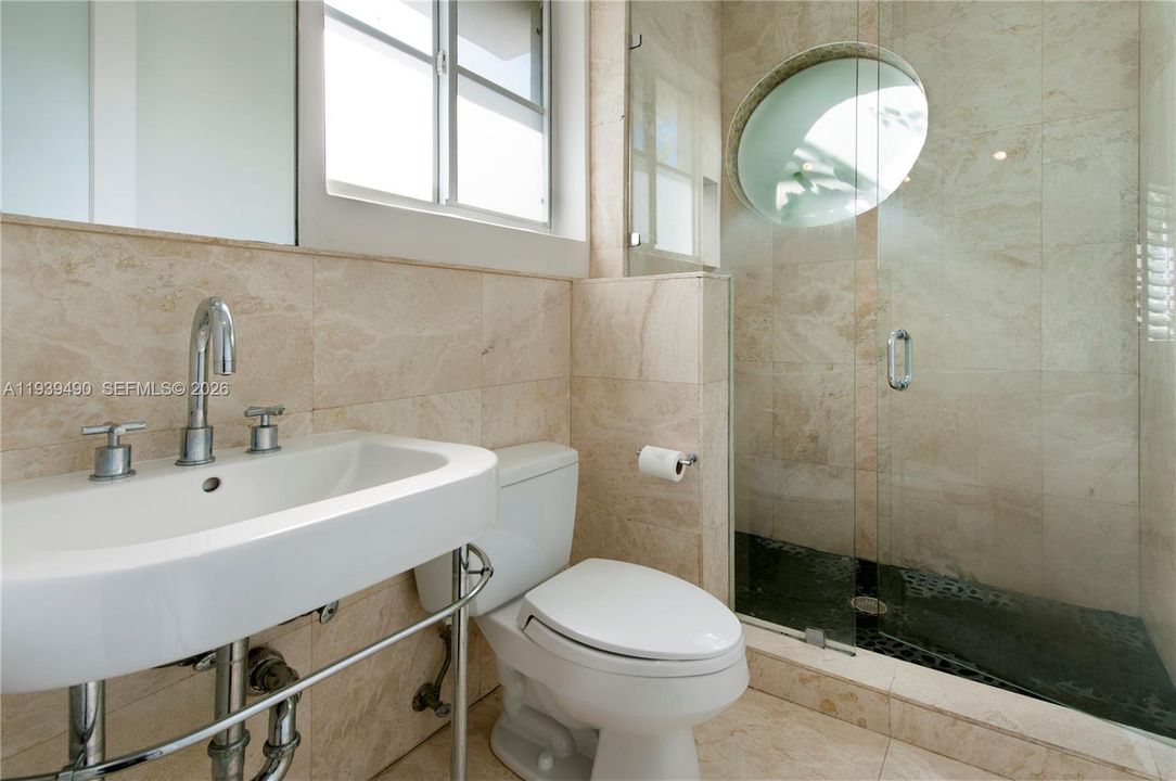 For Rent: $3,000 (1 beds, 1 baths, 1072 Square Feet)