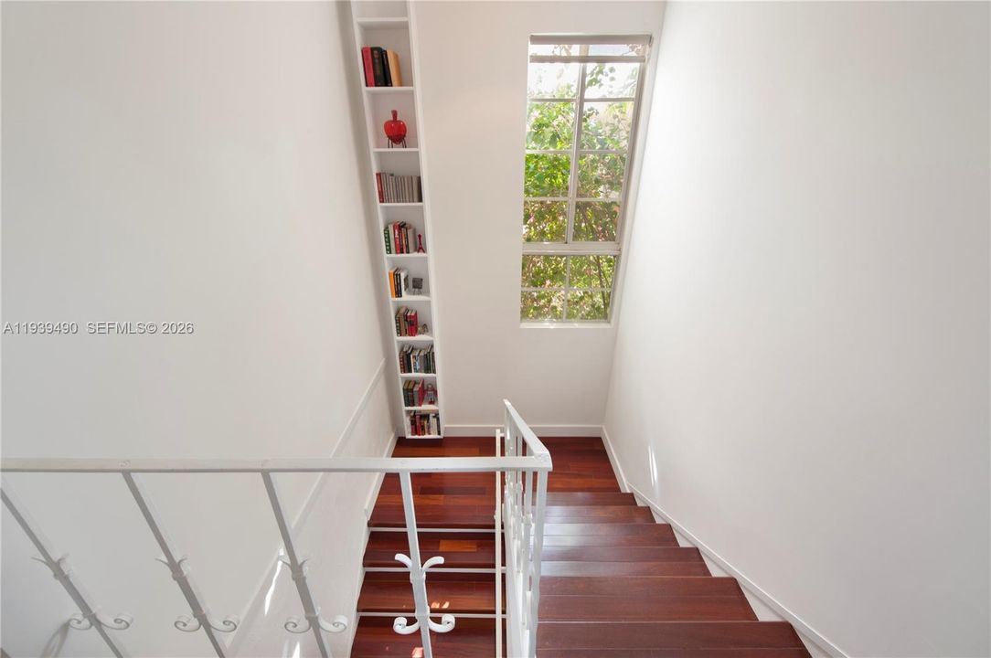 For Rent: $3,000 (1 beds, 1 baths, 1072 Square Feet)