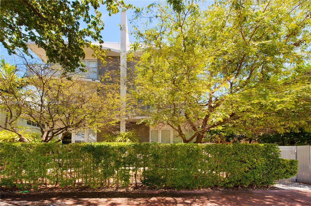 For Rent: $3,000 (1 beds, 1 baths, 1072 Square Feet)