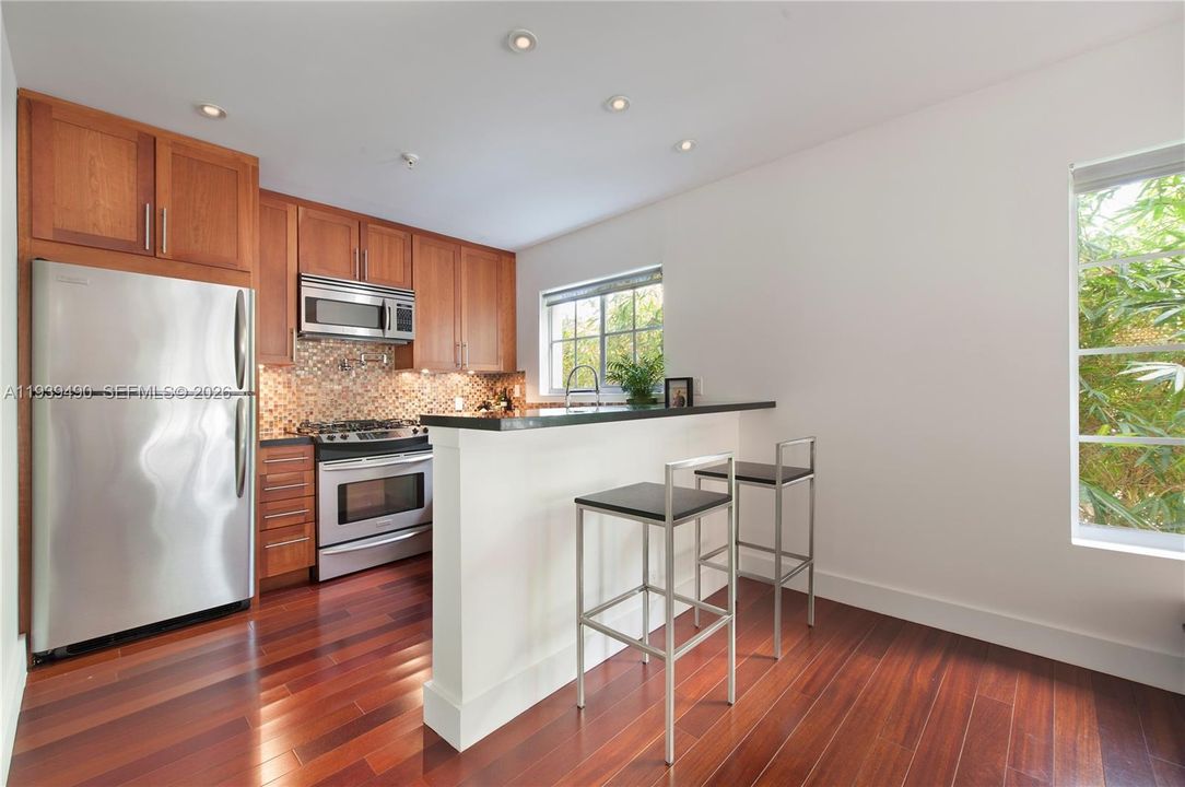 For Rent: $3,000 (1 beds, 1 baths, 1072 Square Feet)