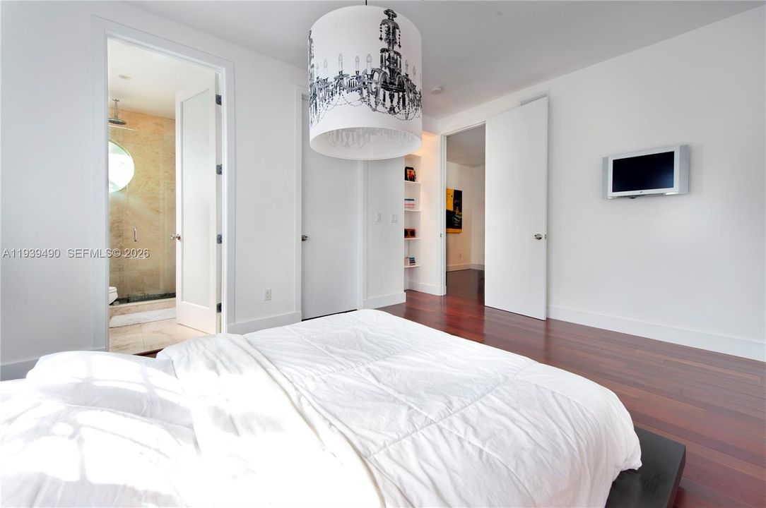 For Rent: $3,000 (1 beds, 1 baths, 1072 Square Feet)