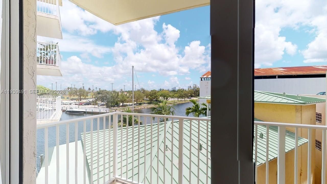 For Sale: $260,000 (2 beds, 2 baths, 900 Square Feet)