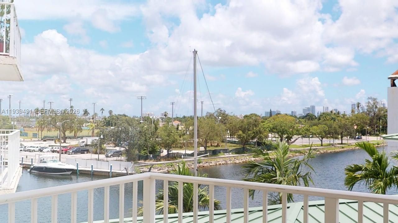 For Sale: $260,000 (2 beds, 2 baths, 900 Square Feet)