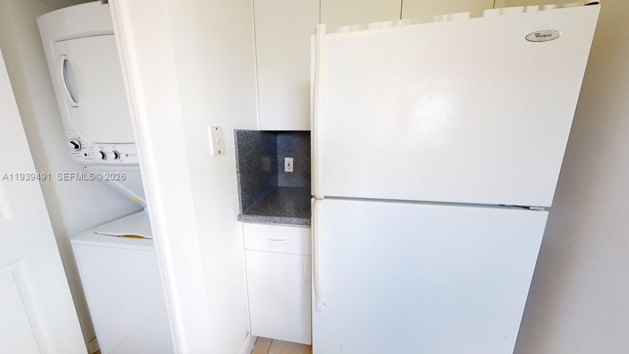 For Sale: $260,000 (2 beds, 2 baths, 900 Square Feet)