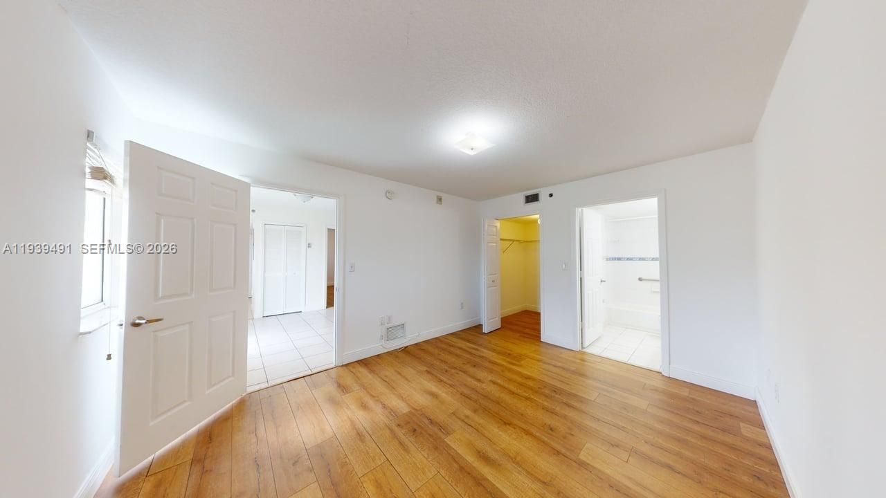 For Sale: $260,000 (2 beds, 2 baths, 900 Square Feet)