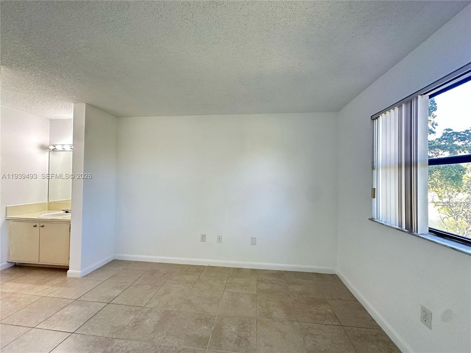 For Rent: $2,075 (2 beds, 2 baths, 976 Square Feet)