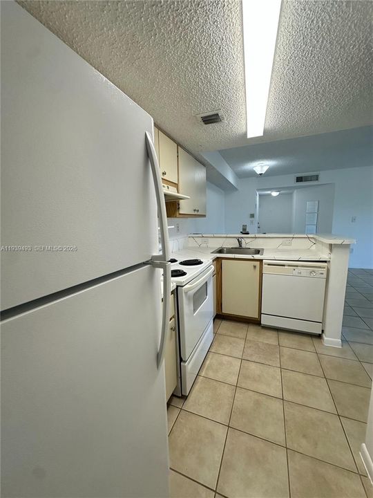 For Rent: $2,075 (2 beds, 2 baths, 976 Square Feet)