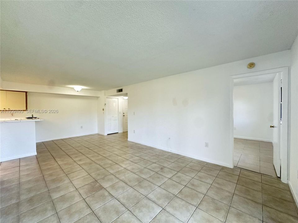 For Rent: $2,075 (2 beds, 2 baths, 976 Square Feet)