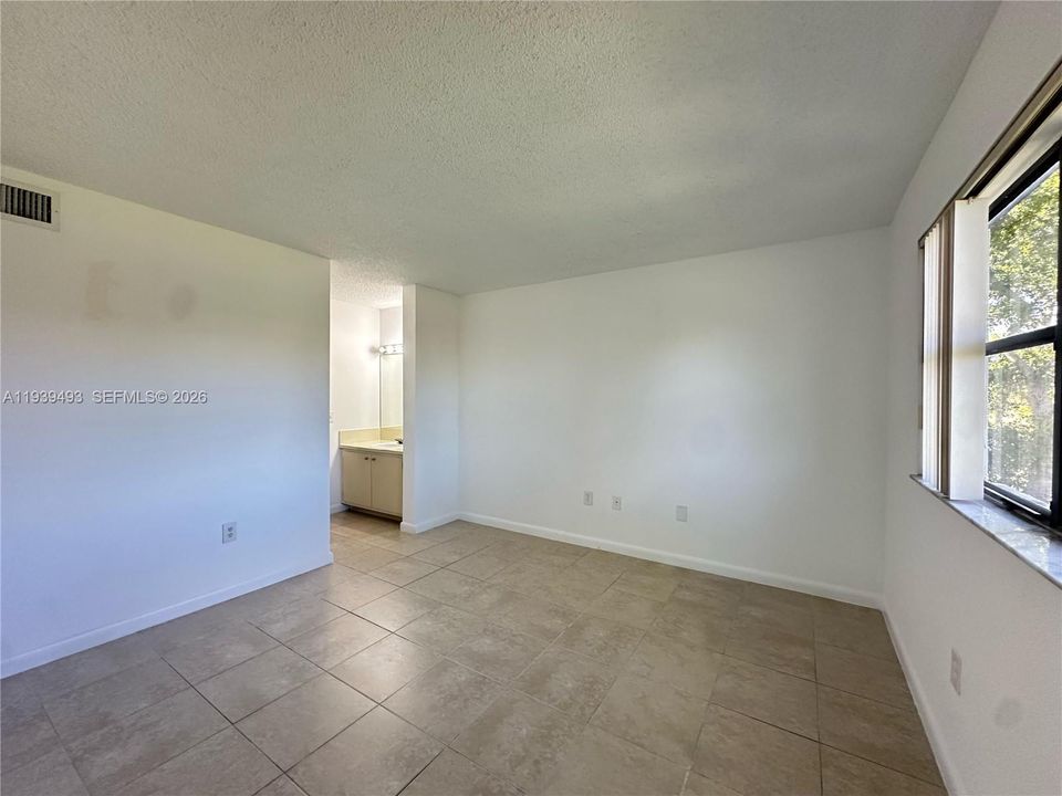 For Rent: $2,075 (2 beds, 2 baths, 976 Square Feet)