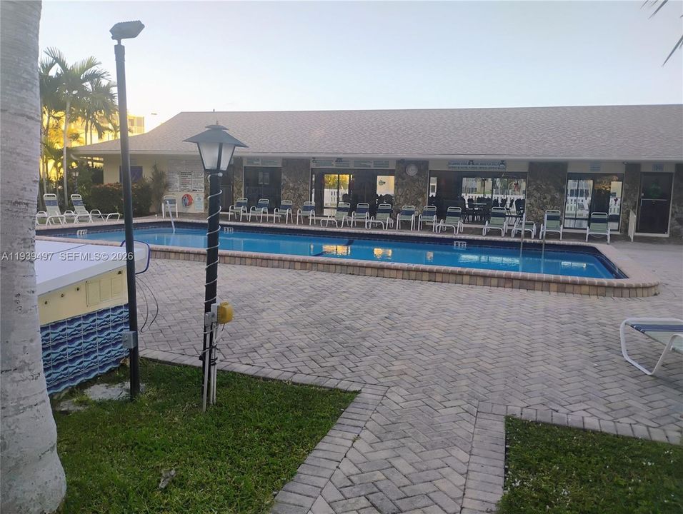 待售: $164,700 (1 贝兹, 1 浴室, 800 平方英尺)