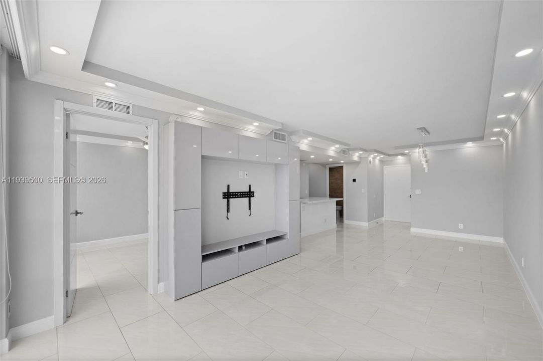 For Sale: $319,000 (2 beds, 2 baths, 924 Square Feet)