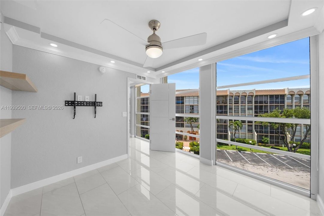 For Sale: $319,000 (2 beds, 2 baths, 924 Square Feet)