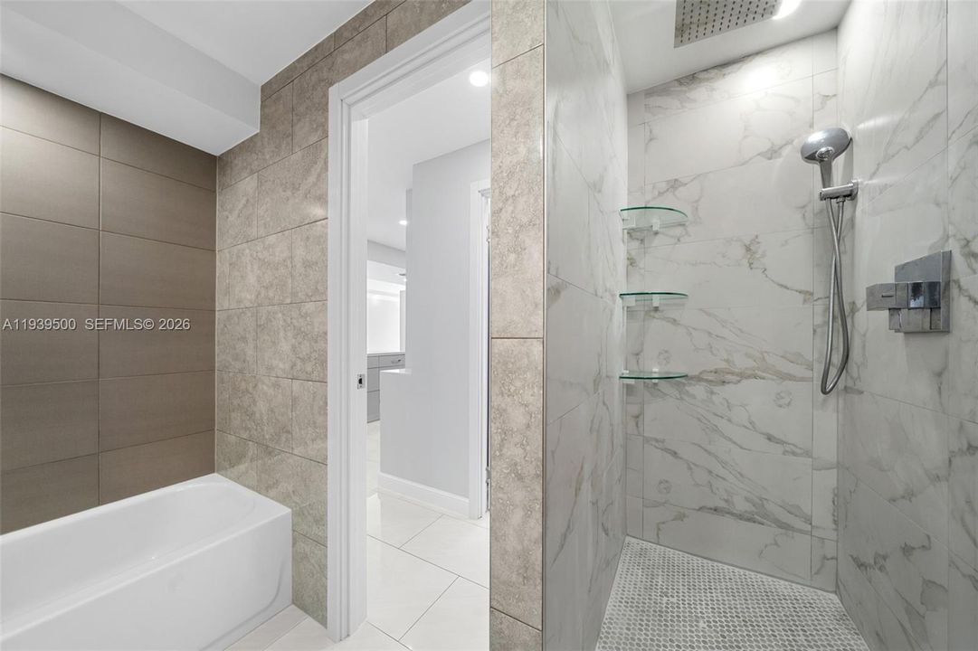 For Sale: $319,000 (2 beds, 2 baths, 924 Square Feet)