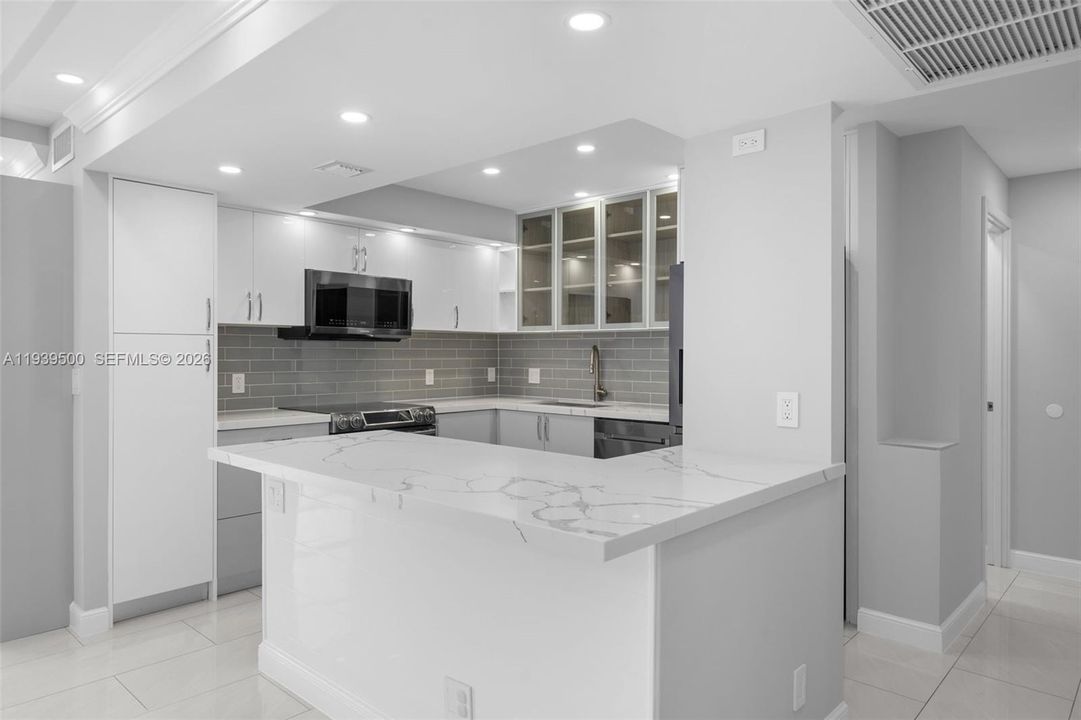 For Sale: $319,000 (2 beds, 2 baths, 924 Square Feet)