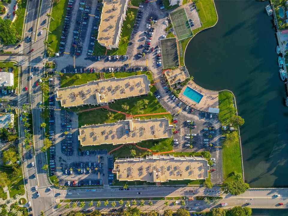 For Sale: $319,000 (2 beds, 2 baths, 924 Square Feet)