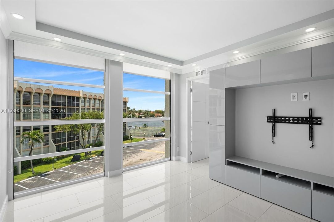 For Sale: $319,000 (2 beds, 2 baths, 924 Square Feet)