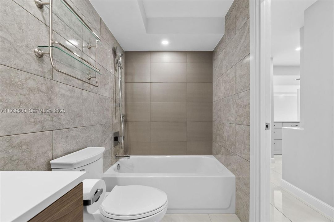 For Sale: $319,000 (2 beds, 2 baths, 924 Square Feet)