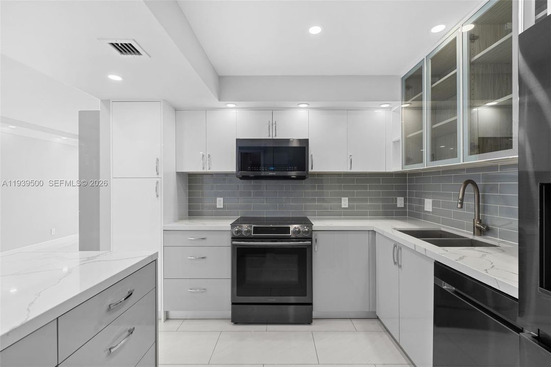 For Sale: $319,000 (2 beds, 2 baths, 924 Square Feet)