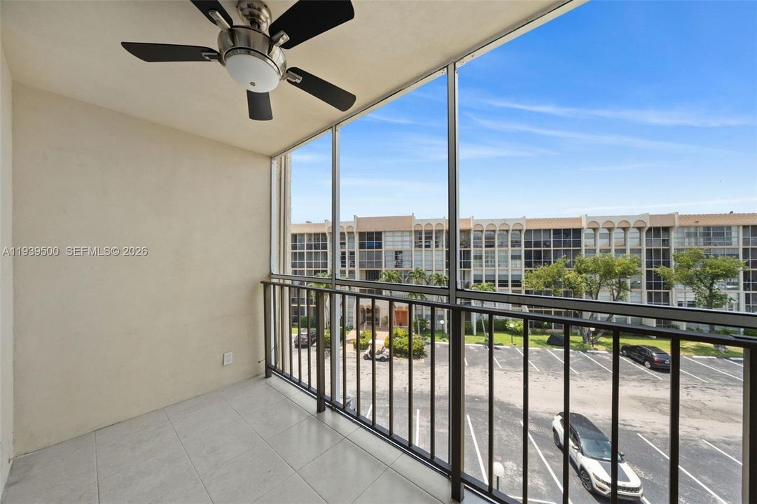 For Sale: $319,000 (2 beds, 2 baths, 924 Square Feet)