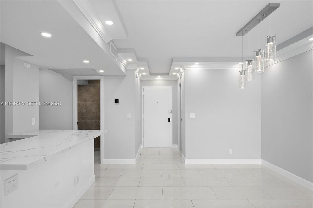 For Sale: $319,000 (2 beds, 2 baths, 924 Square Feet)