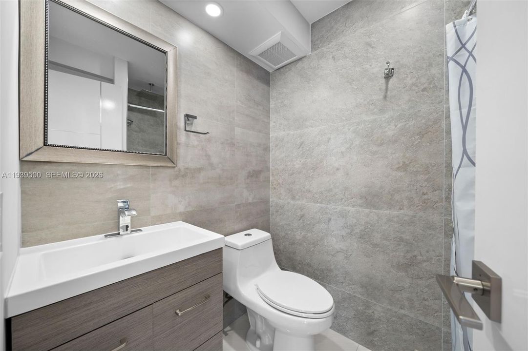 For Sale: $319,000 (2 beds, 2 baths, 924 Square Feet)