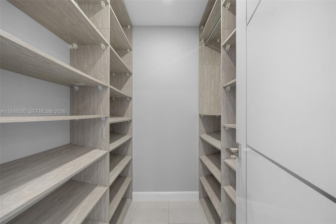 For Sale: $319,000 (2 beds, 2 baths, 924 Square Feet)