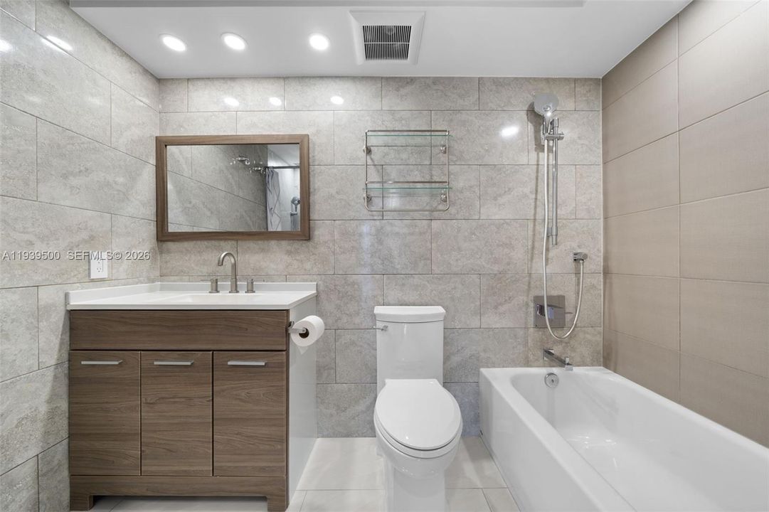 For Sale: $319,000 (2 beds, 2 baths, 924 Square Feet)