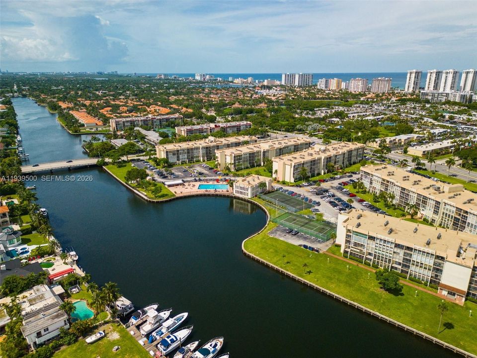 For Sale: $319,000 (2 beds, 2 baths, 924 Square Feet)