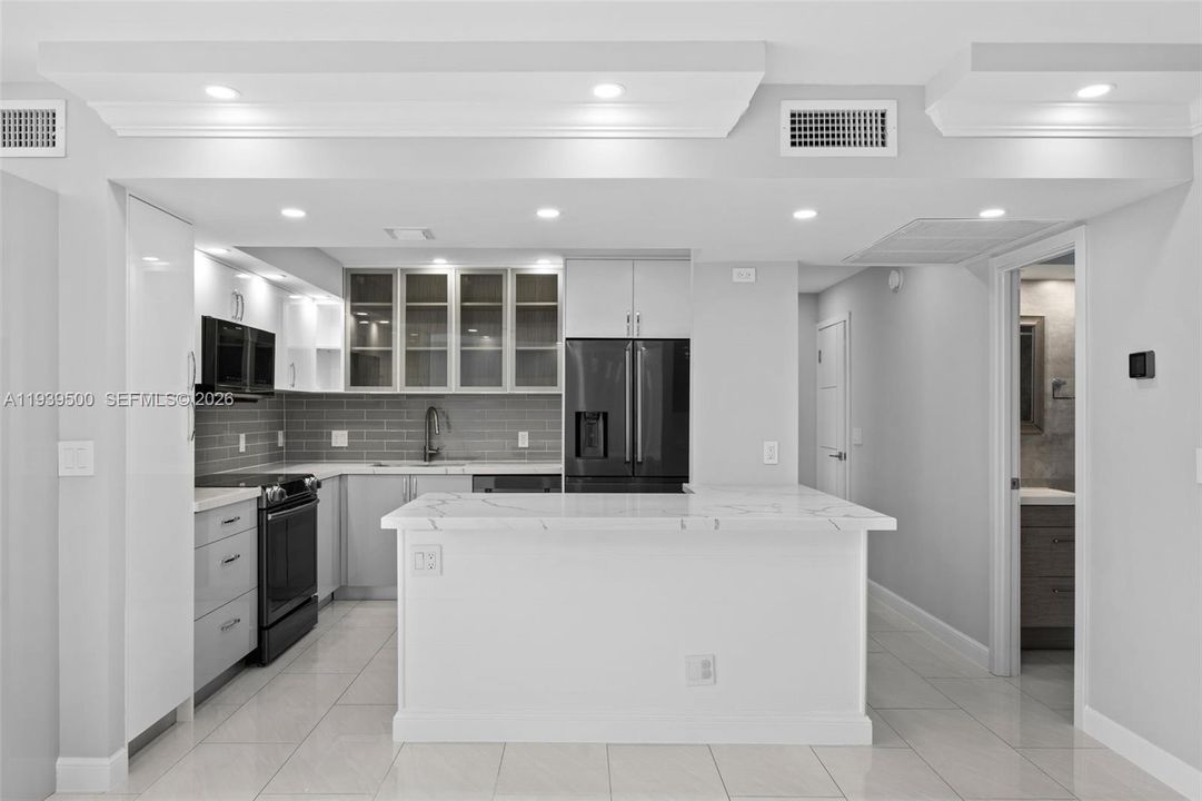 For Sale: $319,000 (2 beds, 2 baths, 924 Square Feet)