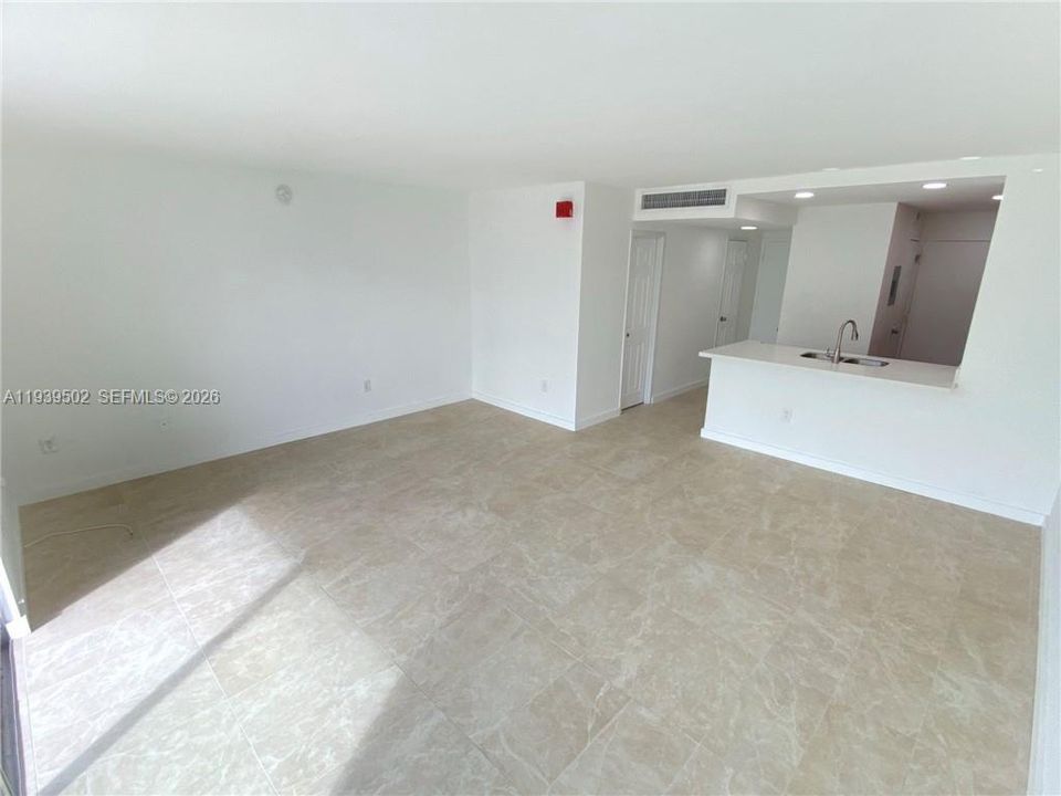 На продажу: $205,500 (0 спален, 1 ванн, 577 Квадратных фут)