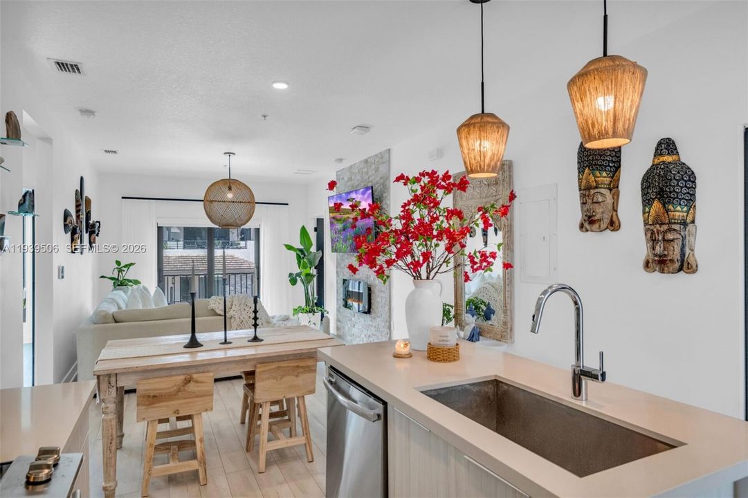 En Venta: $535,000 (3 camas, 2 baños, 1129 Pies cuadrados)