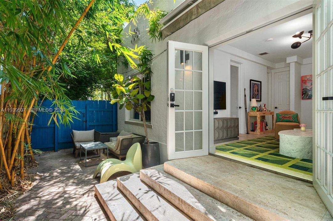 For Sale: $649,000 (2 beds, 2 baths, 750 Square Feet)