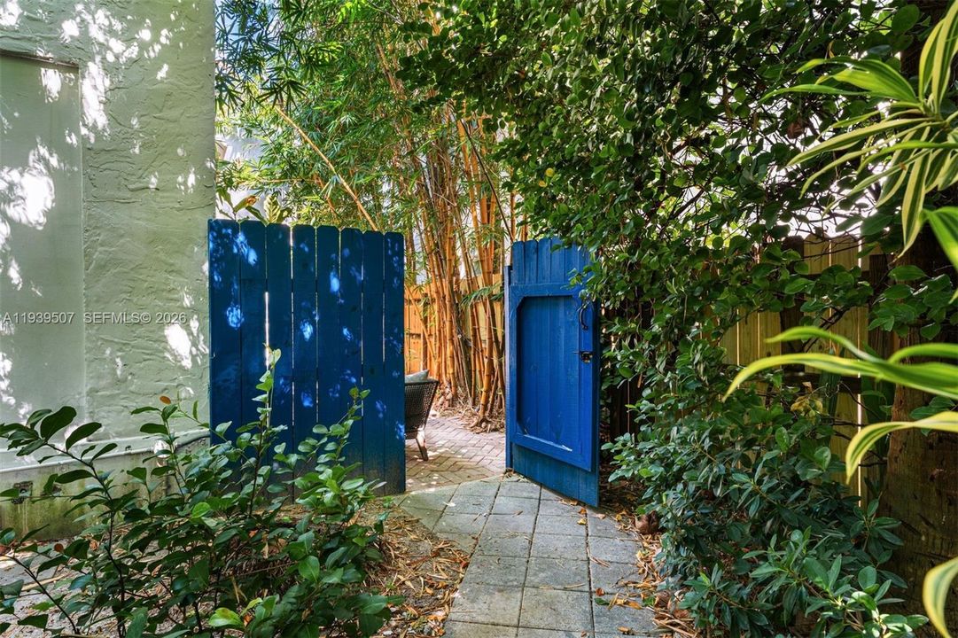 For Sale: $649,000 (2 beds, 2 baths, 750 Square Feet)