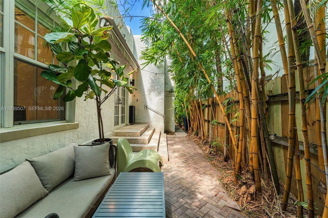 For Sale: $649,000 (2 beds, 2 baths, 750 Square Feet)