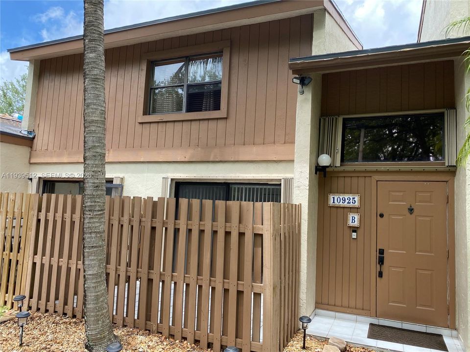 For Rent: $3,100 (3 beds, 2 baths, 1400 Square Feet)