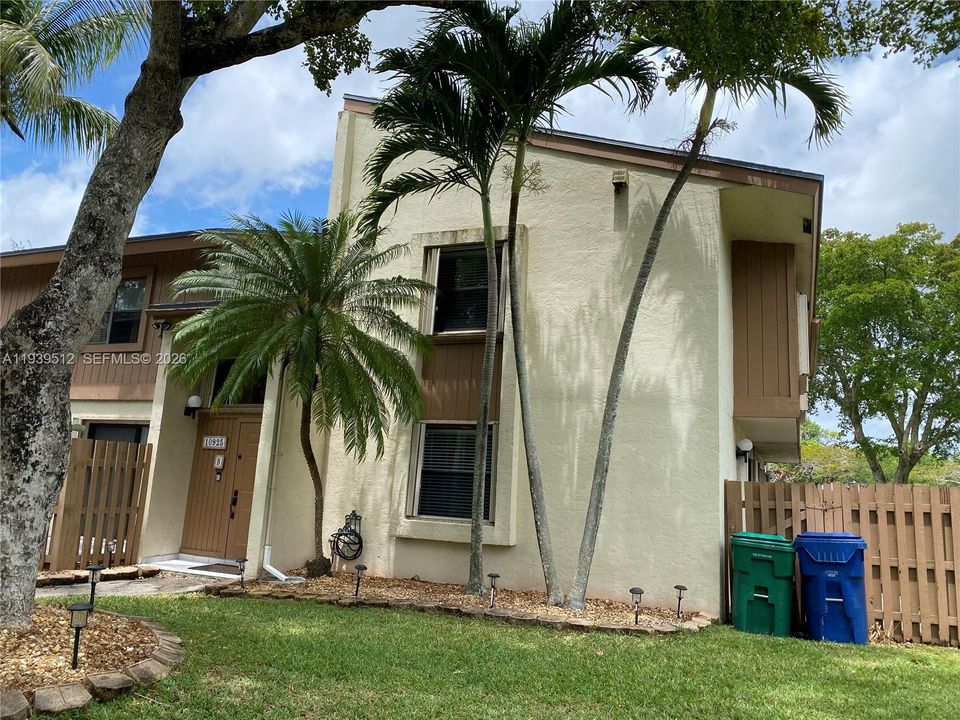 For Rent: $3,100 (3 beds, 2 baths, 1400 Square Feet)