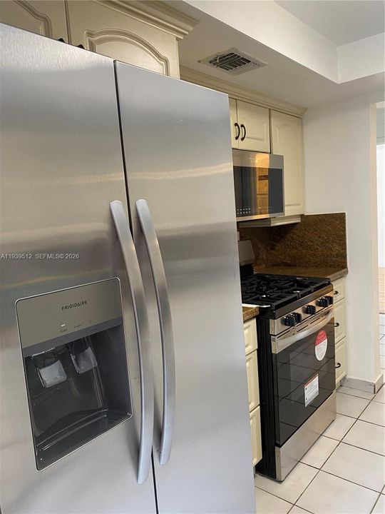 For Rent: $3,100 (3 beds, 2 baths, 1400 Square Feet)