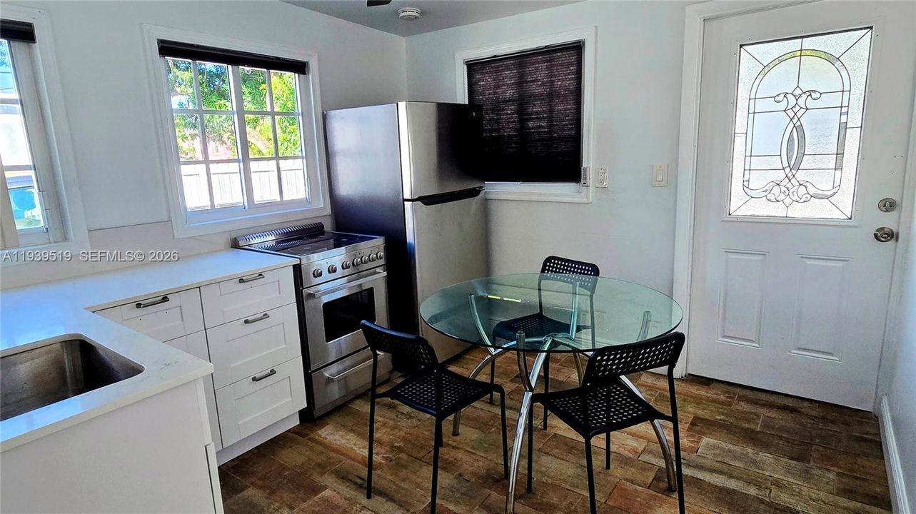 For Rent: $1,300 (1 beds, 1 baths, 950 Square Feet)