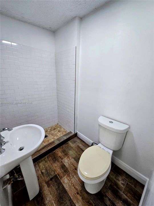 For Rent: $1,300 (1 beds, 1 baths, 950 Square Feet)